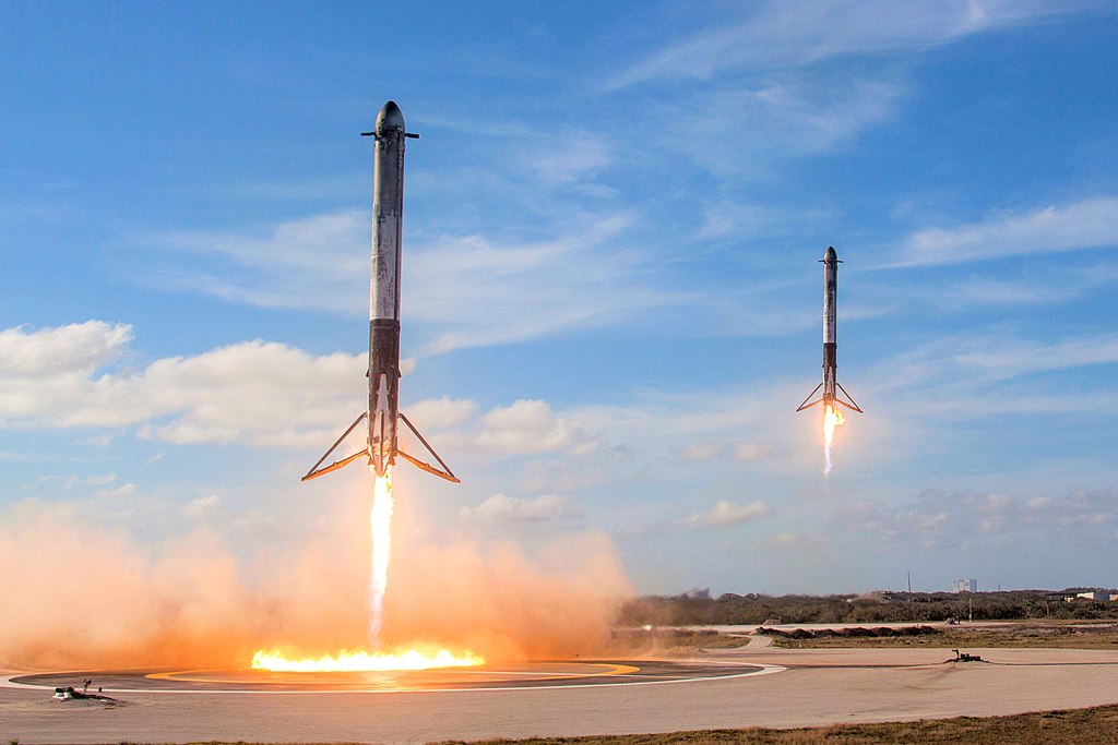 Falcon_Heavy_Side_Boosters_landing_wikipedia.jpg