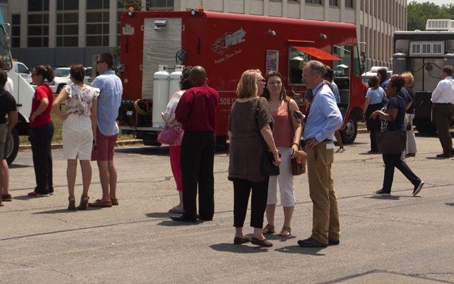 People-waiting-for-a-food-truck